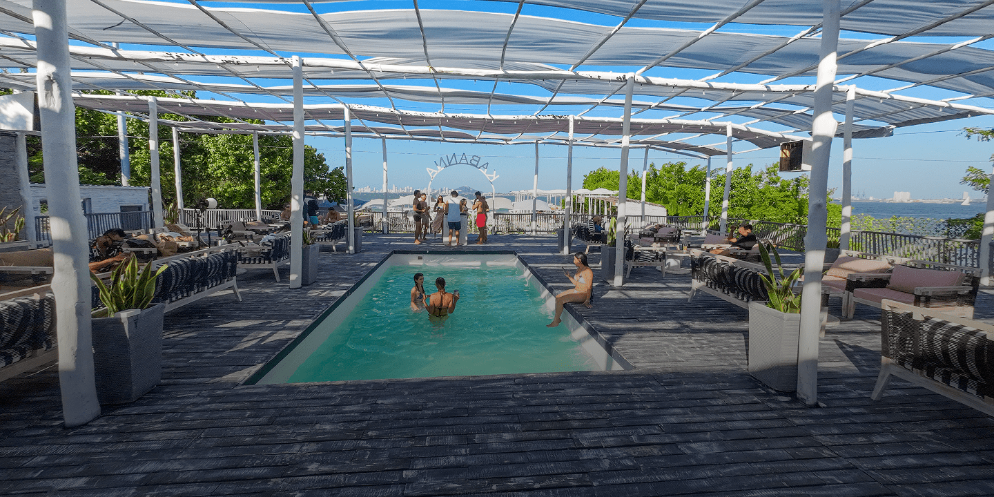 Sol y playa Cartagena en piscina de Club Kabanna