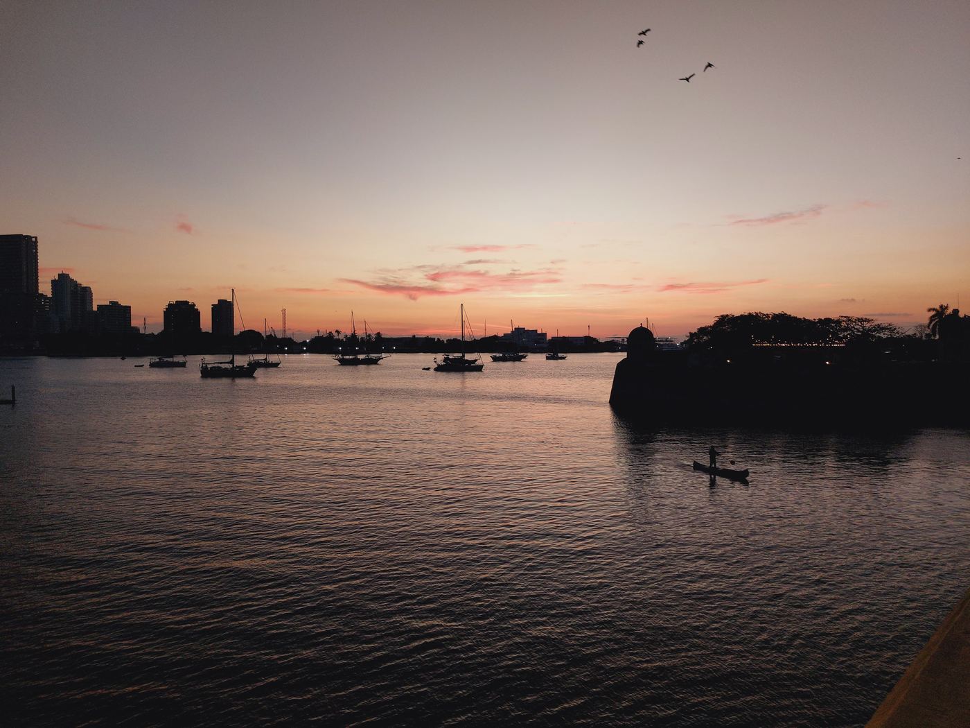 Atardecer en la bahía de Cartagena de Indias (imagen genérica, no es una instalación de Club Kabanna)