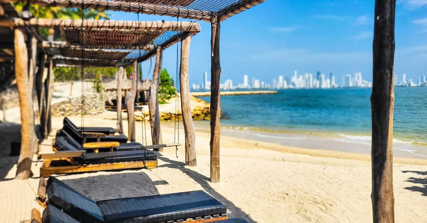 Playa natural en Tierra Bomba, Cartagena (imagen genérica de la isla, no es una instalación de Club Kabanna)