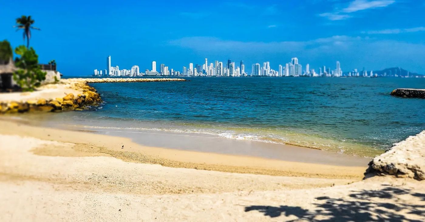 Qué llevar a la playa en tu pasadía en Cartagena: checklist completo 1 qué llevar a la playa en tu pasadía: vista de Cartagena desde la lancha hacia Tierra Bomba